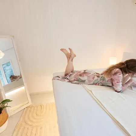 The White Rose Hotel 2*